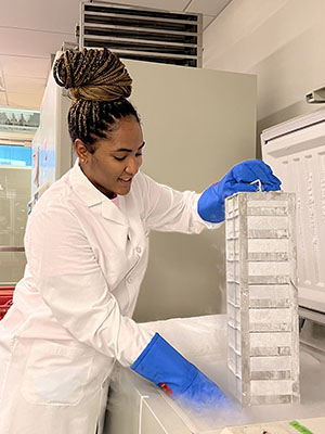REU student in lab