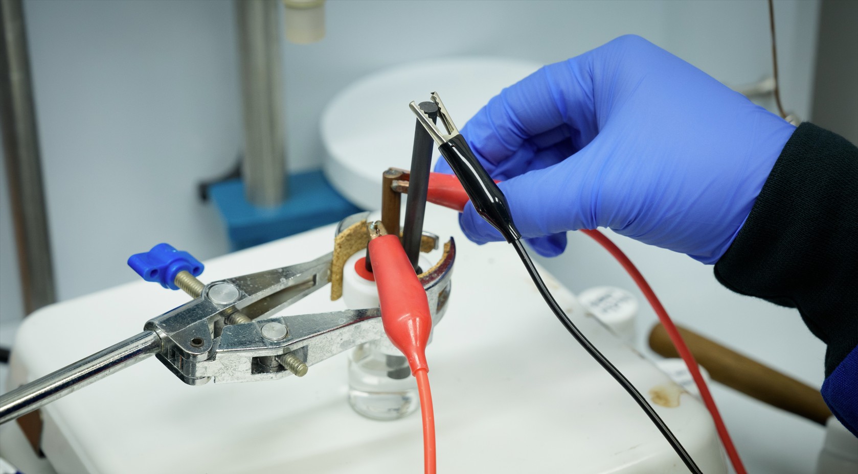 Electrochemical wires run a current through water