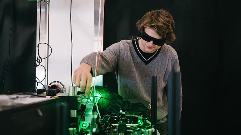 Antoni Wellisz works on an optic table