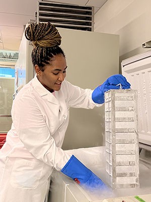 REU student in lab