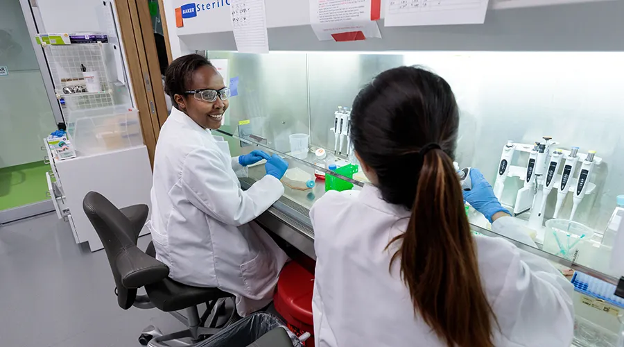 Researchers in Esser-Kahn Lab