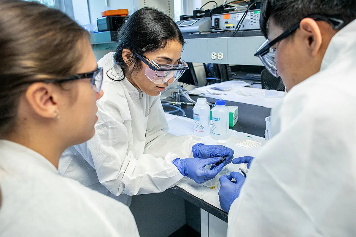 Stephanie Guerra with two lab members