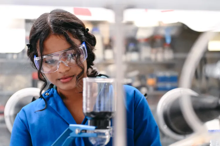 Chicago Public School high school student in a University of Chicago Pritzker School of Molecular Engineering lab