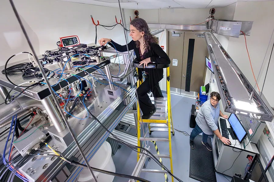 Grant Smith and Leah Weiss in Awschalom Lab